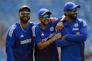 Gavaskar Calls for Kuldeep Yadav's Inclusion in Second Test; Questions Bumrah's Fitness