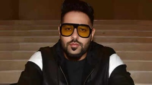 Badshah Joins Elite Circle: Rapper Splashes Out on $2 Million Rolls-Royce Cullinan
Hoặc:
Rapper Badshah Enters Ultra-Luxury Lane with Rs 12.45 Crore Rolls-Royce Purchase