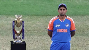 Suryakumar Yadav Clashes With Pakistani Journalist Over Asia Cup Handshake Snub and Trophy Row