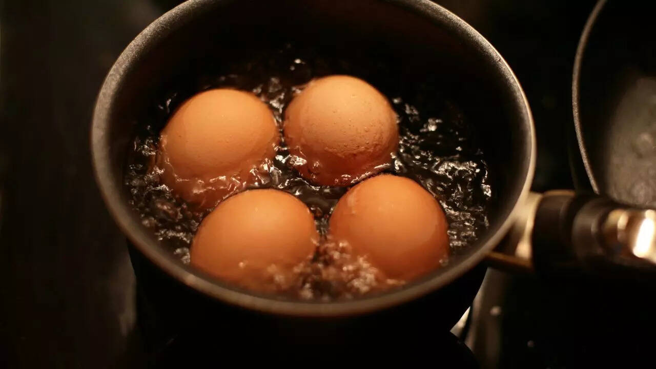 How to peel eggs easily with baking soda